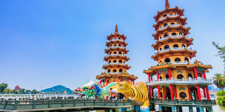 Colorful Lotus Pond Dragon & Tiger Pagodas in Kaohsiung – Taiwan cruise destination